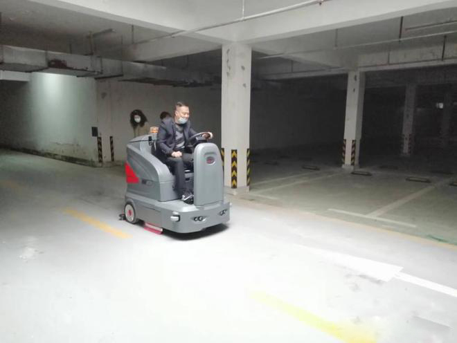 广西小区物业保洁不用人力改用驾驶式洗地机了